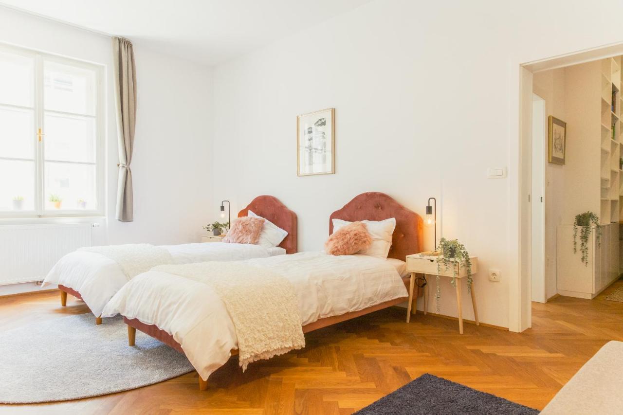 Top Location City Centre Condo In Historic Building With Free Garage Parking Liubliana Exterior foto
